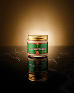 Bálsamo oriental para alivio del dolor 60g, frasco dorado sobre fondo dorado, Sensus.Life bienestar.