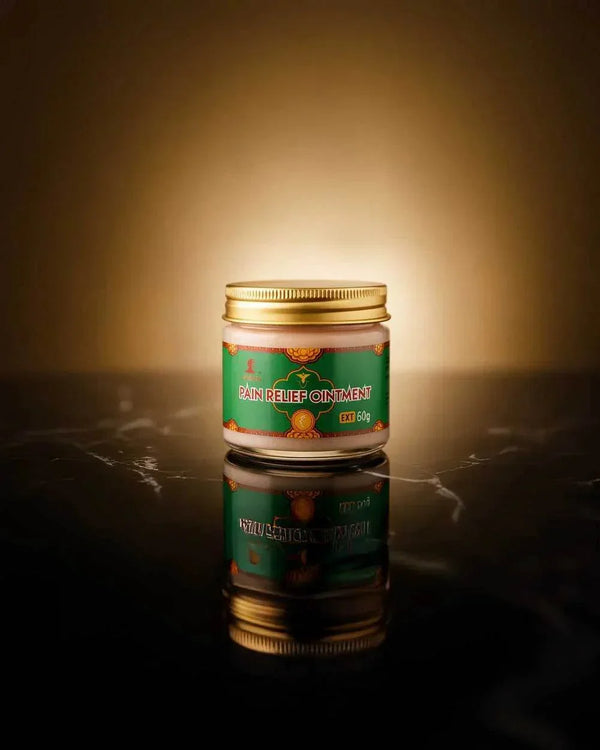 Bálsamo oriental para alivio del dolor 60g, frasco dorado sobre fondo dorado, Sensus.Life bienestar.