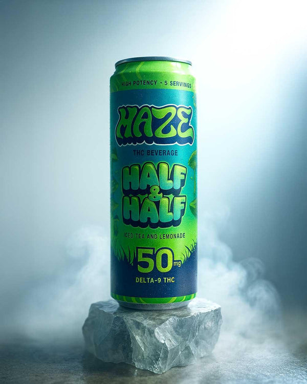 Bebida Haze Half & Half con 50mg Delta-9 THC, té helado y limón, sobre roca y fondo con neblina