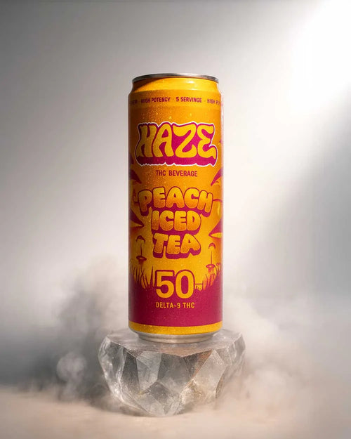 Lata de bebida Haze Peach Iced Tea con THC Delta-9 sobre bloque de hielo, niebla de fondo, Sensus.life bienestar.